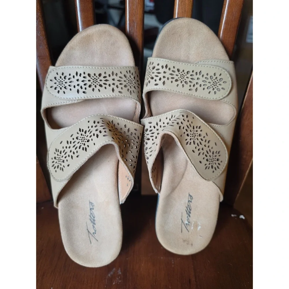 Trotters sandals size 9.5 wide